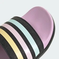 Sandales Adidas Pour Filles (Junior) - ADILETTE COMFORT 19 Sandales Adidas Pour Filles (Junior) - ADILETTE COMFORT -Go Sport Boutique adidas adilette comfort gg noir rose 005144 892 04 3e220ea4 9065 4534 8d8f bdf11d43d312