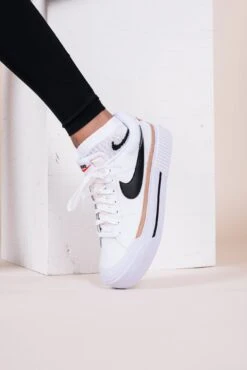 Souliers De Sport Nike Pour Femmes - COURT LEGACY LIFT 25 Souliers De Sport Nike Pour Femmes - COURT LEGACY LIFT -Go Sport Boutique nike court legacy lift blanc 713403 618j