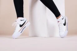 Souliers De Sport Nike Pour Femmes - COURT LEGACY LIFT 24 Souliers De Sport Nike Pour Femmes - COURT LEGACY LIFT -Go Sport Boutique nike court legacy lift blanc 713403 618k