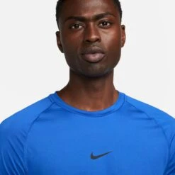T-shirt Pour Hommes Nike - SLIM TOP -Go Sport Boutique nike lim short sleeve top bleu royal 174929 152 02