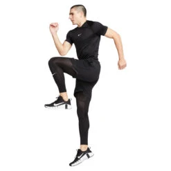 T-shirt Pour Hommes Nike - SLIM TOP -Go Sport Boutique nike lim short sleeve top noir 174929 112 04 e6665d30 78de 4099 b43d 7c570a187885