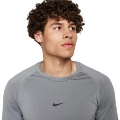 Chandail à Manches Longues Pour Hommes Nike - SLIM TOP 20 Chandail à Manches Longues Pour Hommes Nike - SLIM TOP -Go Sport Boutique nike long sleeve slim top charcoal 174926 135 02