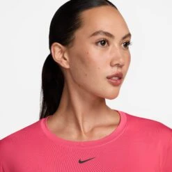 Chandail à Manches Longues Pour Femmes Nike - ONE CLASSIC 26 Chandail à Manches Longues Pour Femmes Nike - ONE CLASSIC -Go Sport Boutique nike nk one classic ls fushia 506801 615 02 aa889b42 a1e5 4881 aba0 087c4fb14deb