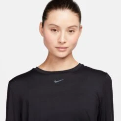 Chandail à Manches Longues Pour Femmes Nike - ONE CLASSIC 22 Chandail à Manches Longues Pour Femmes Nike - ONE CLASSIC -Go Sport Boutique nike nk one classic ls noir 506801 612 03 341397c5 cd33 4615 acce 93067cf3f73d