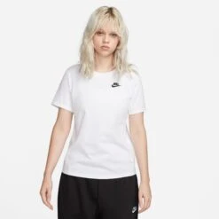 T-shirt Nike Pour Femmes - WOMEN'S T-SHIRT 30 T-shirt Nike Pour Femmes - WOMEN'S T-SHIRT -Go Sport Boutique nike women s t shirt blanc 174123 618