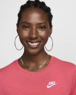 T-shirt Nike Pour Femmes - WOMEN'S T-SHIRT 23 T-shirt Nike Pour Femmes - WOMEN'S T-SHIRT -Go Sport Boutique nike women s t shirt fushia 174123 615 03 2b7f1249 528c 4e89 b734 1124c4bb4c50