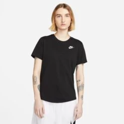 T-shirt Nike Pour Femmes - WOMEN'S T-SHIRT 26 T-shirt Nike Pour Femmes - WOMEN'S T-SHIRT -Go Sport Boutique nike women s t shirt noir 174123 612 203111e2 4540 4152 98d6 520be4ec8147
